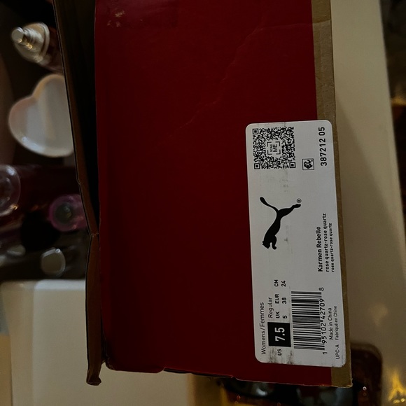 Gifted wrong size not able to return…NWT never worn - Picture 2 of 4